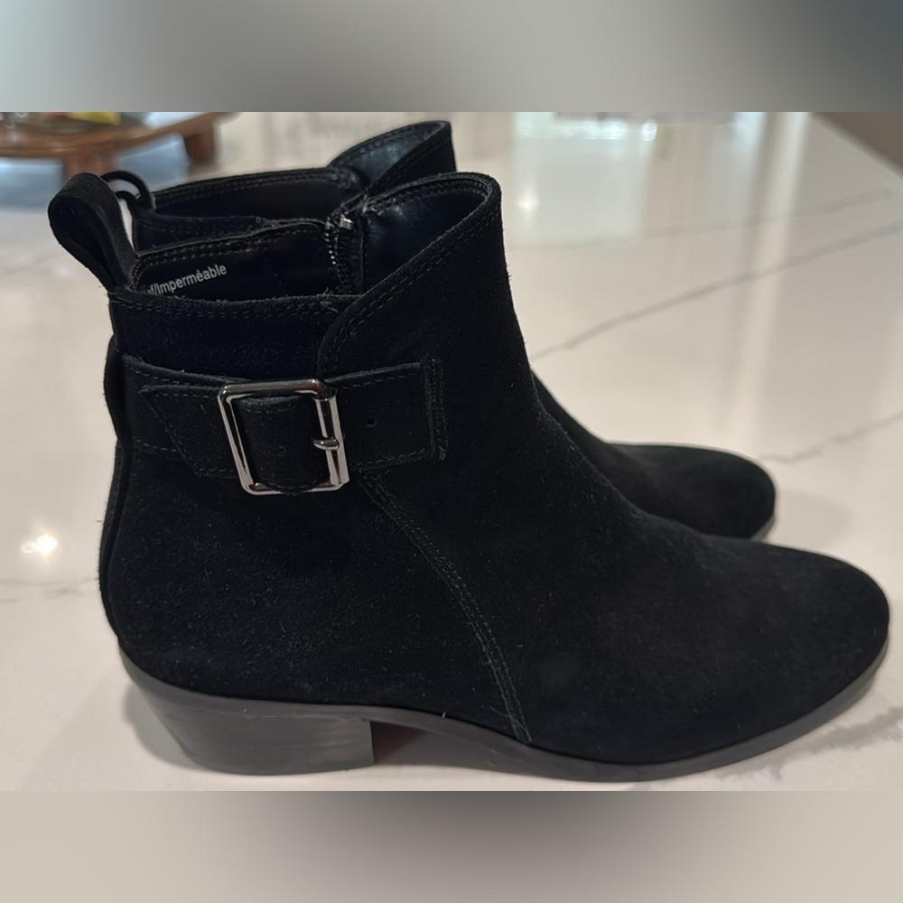 Blondo Saddie Waterproof Suede Bootie in black sz 6
